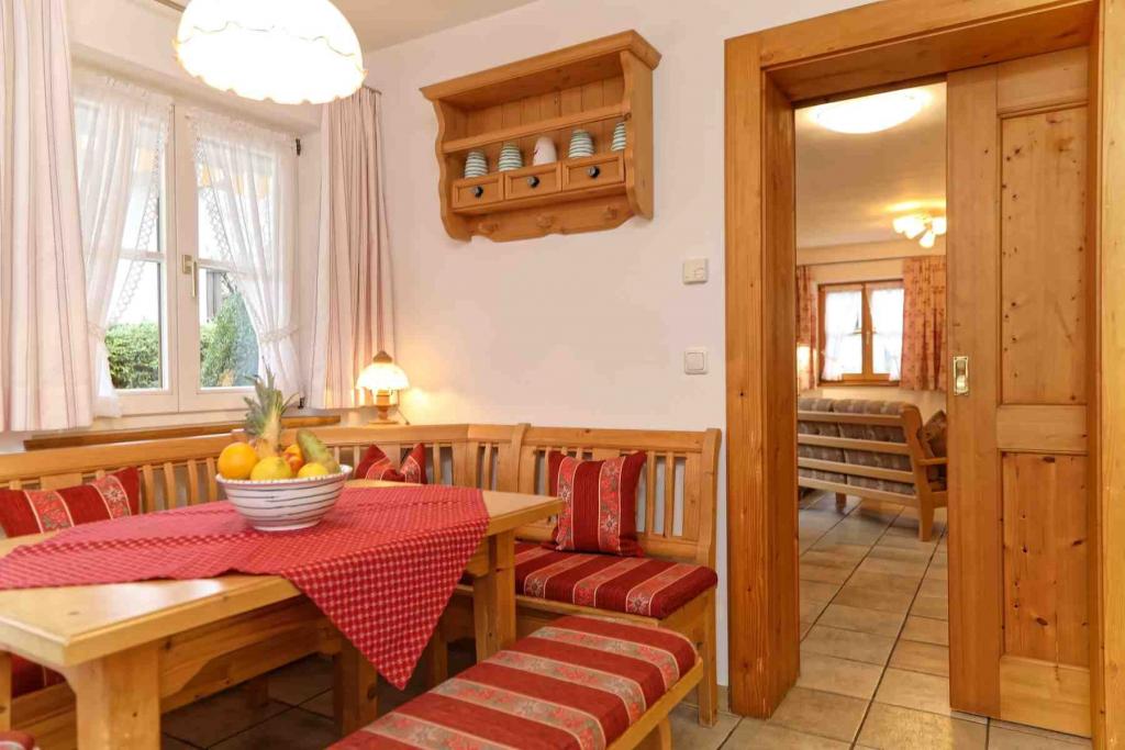 Ferienwohnung Enzian Küche Essecke