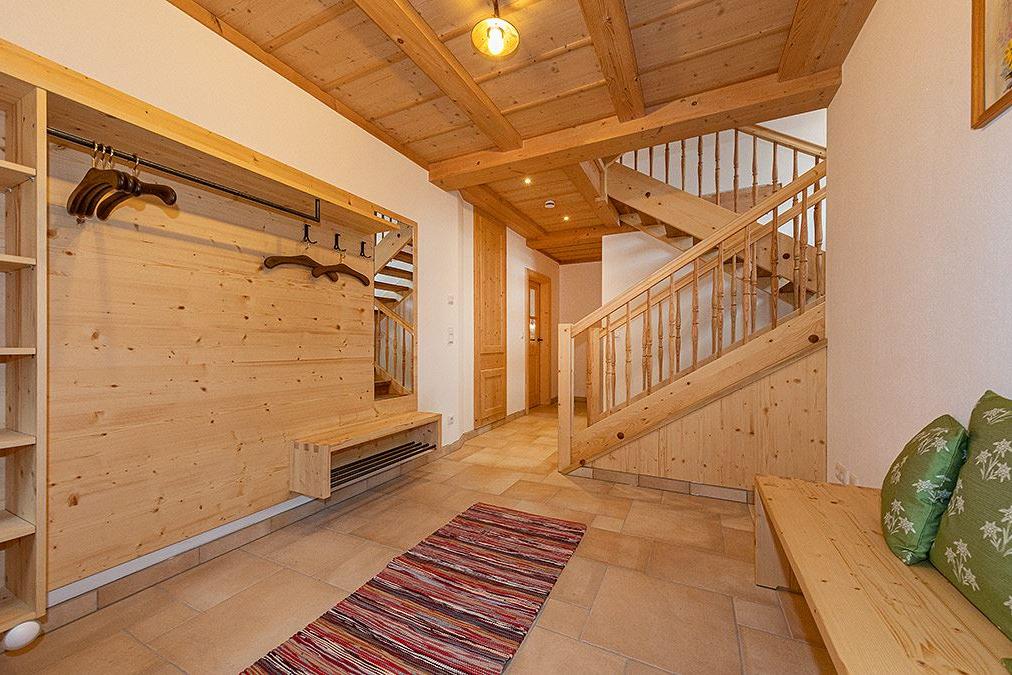 Ferienhaus 4erspitzblick Flur mit Garderobe