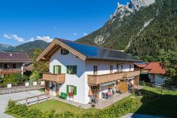 Ferienhaus Mittenwald Stoaroeserl Außenansicht