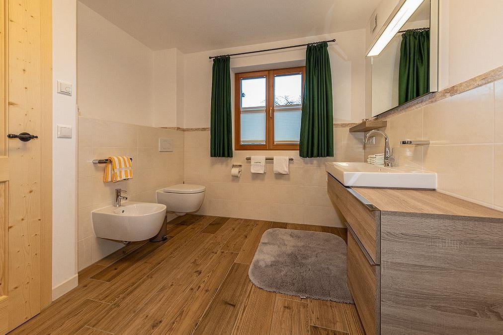 Ferienhaus Stoaröserl Badezimmer