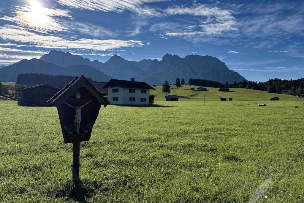 Blick über die Buckelwiesen zum Karwendel