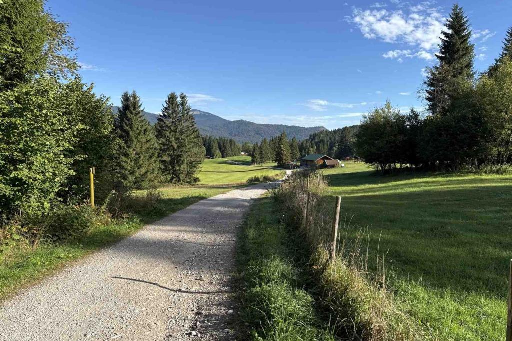 Klais Wirtschaftsweg zwischen Bahnstrecke und Tennsee